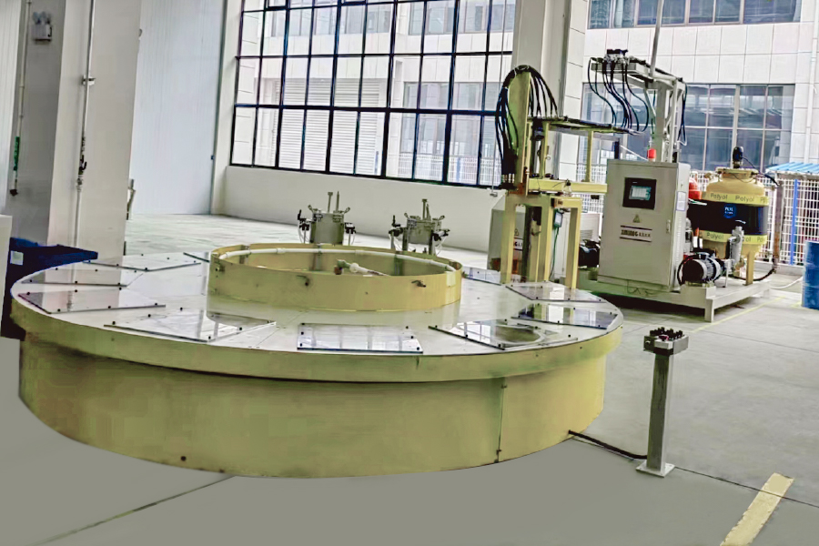 Linia de producție a mașinilor de injecție cu spumă turnantă Linia de producție a mașinilor de injecție cu spumă turnantă